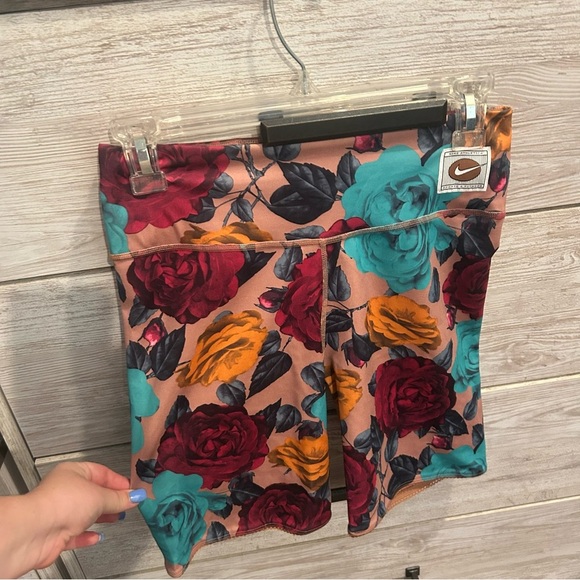 NIKE DRI FIT ONE ICON CLASH FLORAL BIKE TRAINING SHORTS WOMEN S - Picture 2 of 7